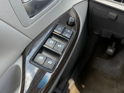 2017 Toyota Sienna XLE 8 Passenger / SUNROOF / NAV / HEATED SEATS