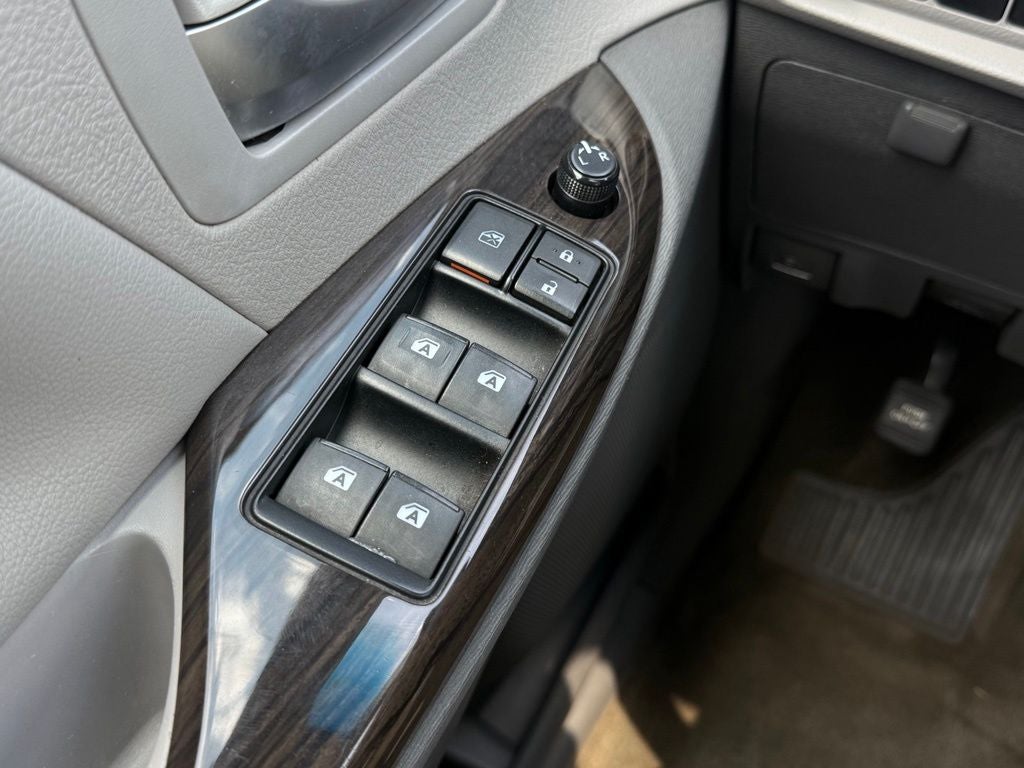 2017 Toyota Sienna XLE 8 Passenger / SUNROOF / NAV / HEATED SEATS