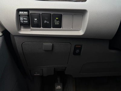 2017 Toyota Sienna XLE 8 Passenger / SUNROOF / NAV / HEATED SEATS