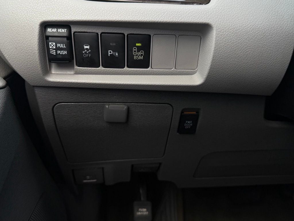 2017 Toyota Sienna XLE 8 Passenger / SUNROOF / NAV / HEATED SEATS