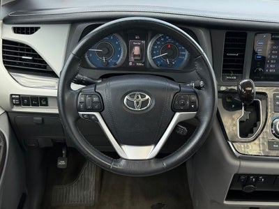 2017 Toyota Sienna XLE 8 Passenger / SUNROOF / NAV / HEATED SEATS