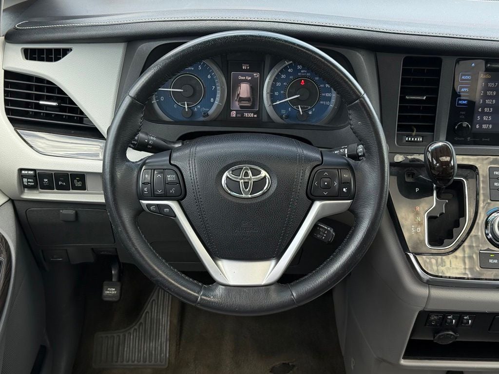 2017 Toyota Sienna XLE 8 Passenger / SUNROOF / NAV / HEATED SEATS