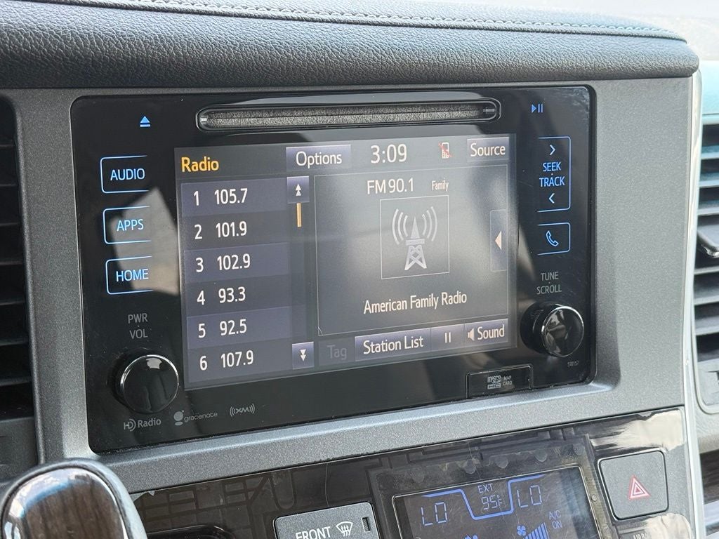 2017 Toyota Sienna XLE 8 Passenger / SUNROOF / NAV / HEATED SEATS