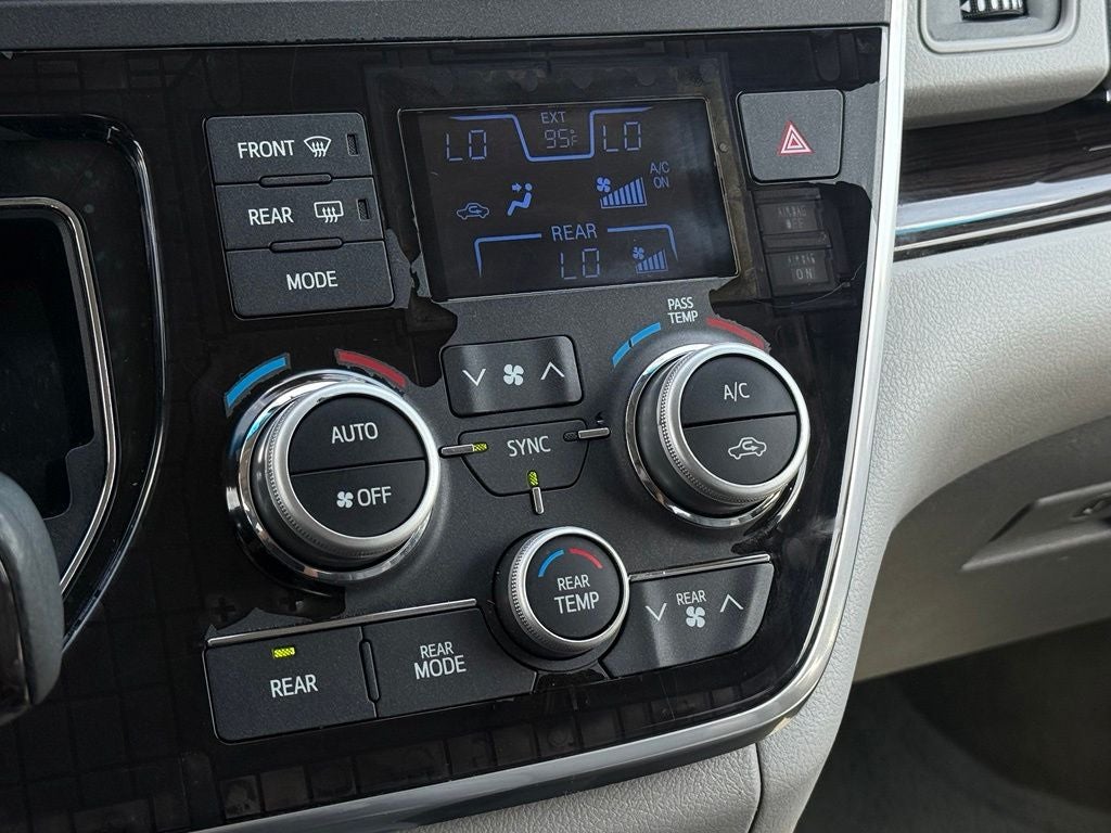 2017 Toyota Sienna XLE 8 Passenger / SUNROOF / NAV / HEATED SEATS