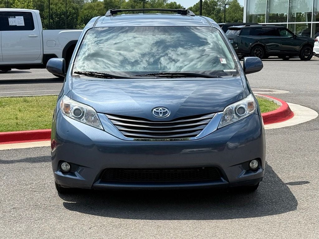 2017 Toyota Sienna XLE 8 Passenger / SUNROOF / NAV / HEATED SEATS