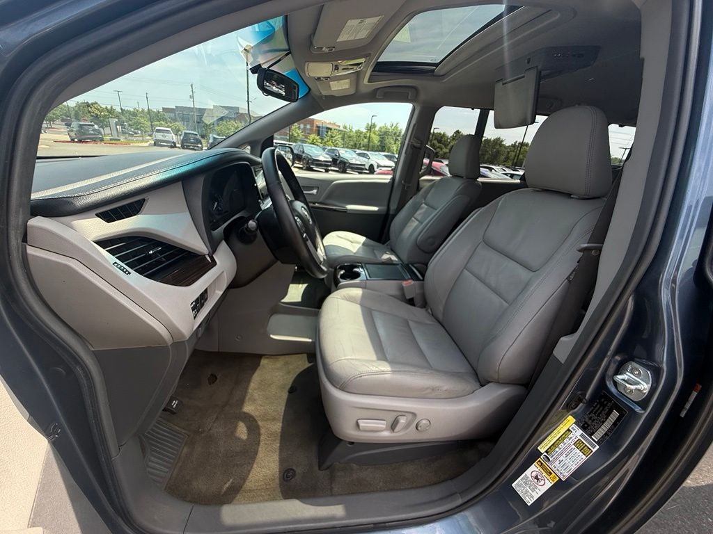 2017 Toyota Sienna XLE 8 Passenger / SUNROOF / NAV / HEATED SEATS