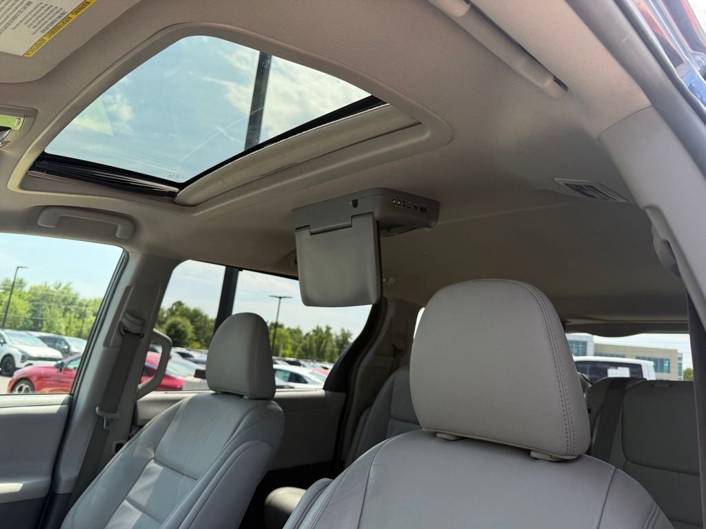 2017 Toyota Sienna XLE 8 Passenger / SUNROOF / NAV / HEATED SEATS