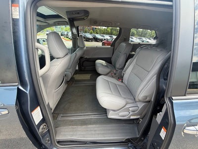 2017 Toyota Sienna XLE 8 Passenger / SUNROOF / NAV / HEATED SEATS