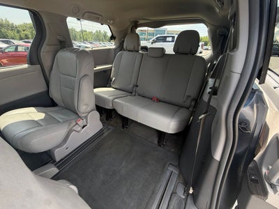 2017 Toyota Sienna XLE 8 Passenger / SUNROOF / NAV / HEATED SEATS