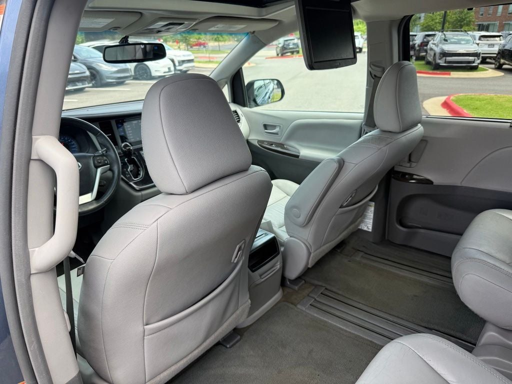 2017 Toyota Sienna XLE 8 Passenger / SUNROOF / NAV / HEATED SEATS