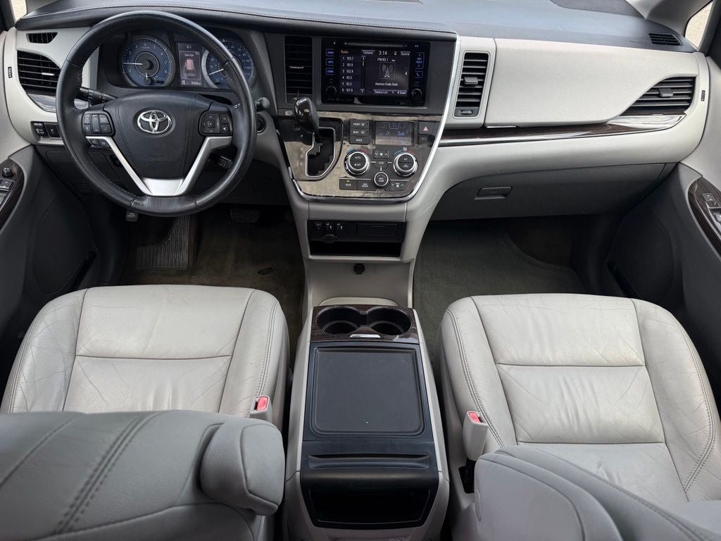 2017 Toyota Sienna XLE 8 Passenger / SUNROOF / NAV / HEATED SEATS