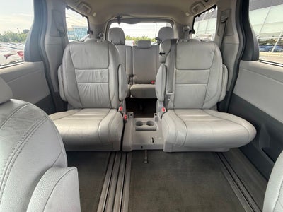 2017 Toyota Sienna XLE 8 Passenger / SUNROOF / NAV / HEATED SEATS