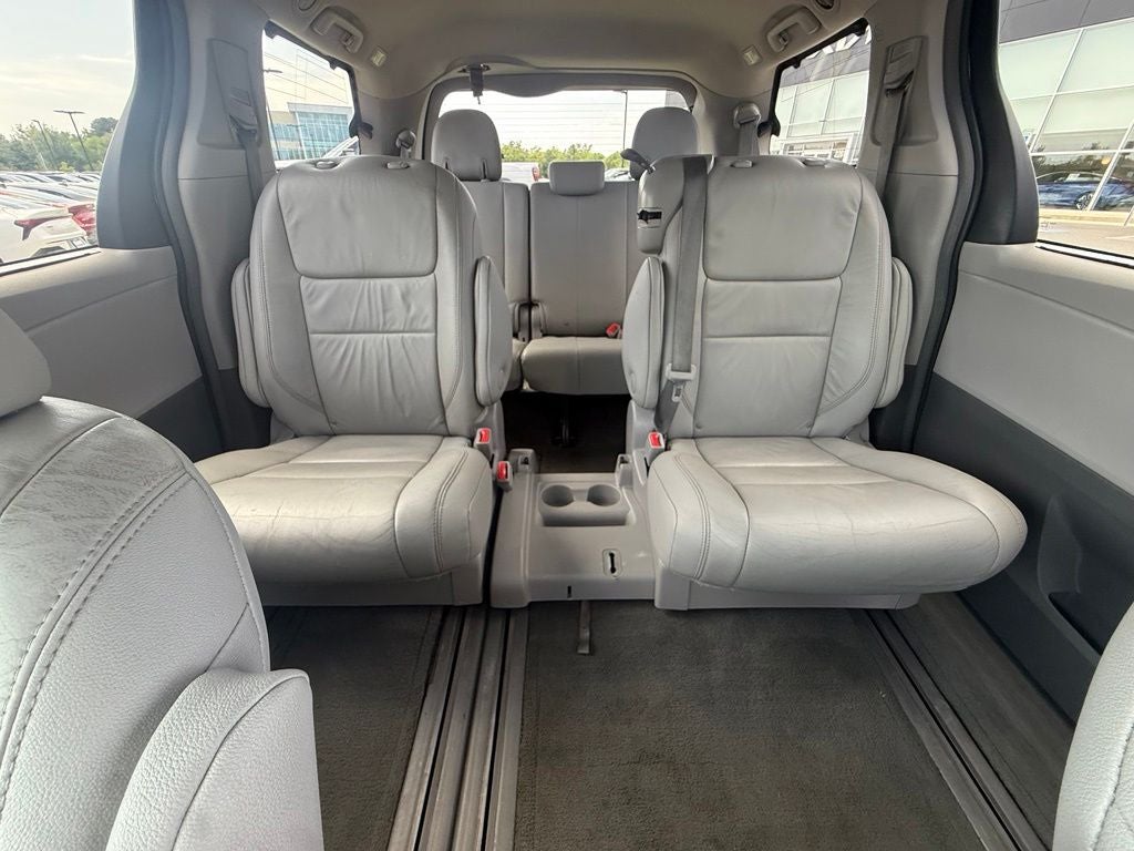 2017 Toyota Sienna XLE 8 Passenger / SUNROOF / NAV / HEATED SEATS