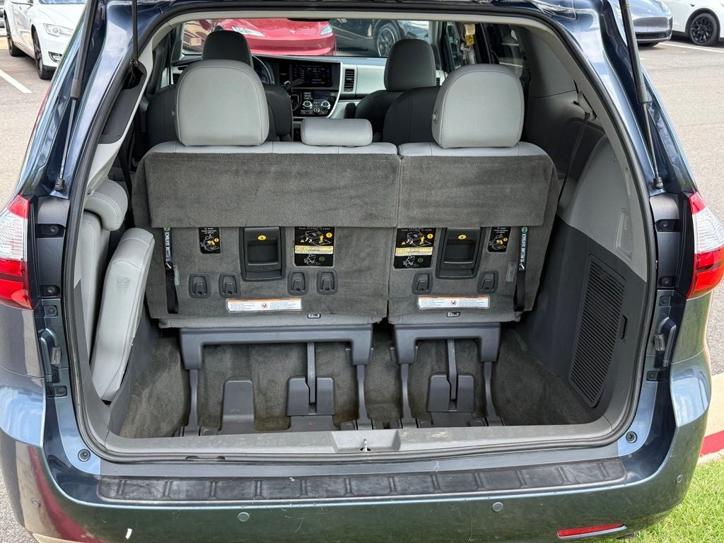 2017 Toyota Sienna XLE 8 Passenger / SUNROOF / NAV / HEATED SEATS