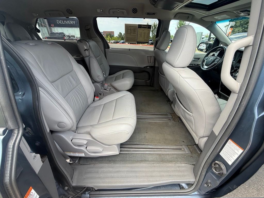 2017 Toyota Sienna XLE 8 Passenger / SUNROOF / NAV / HEATED SEATS