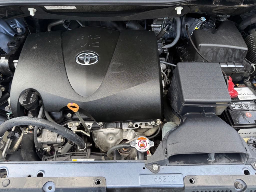 2017 Toyota Sienna XLE 8 Passenger / SUNROOF / NAV / HEATED SEATS