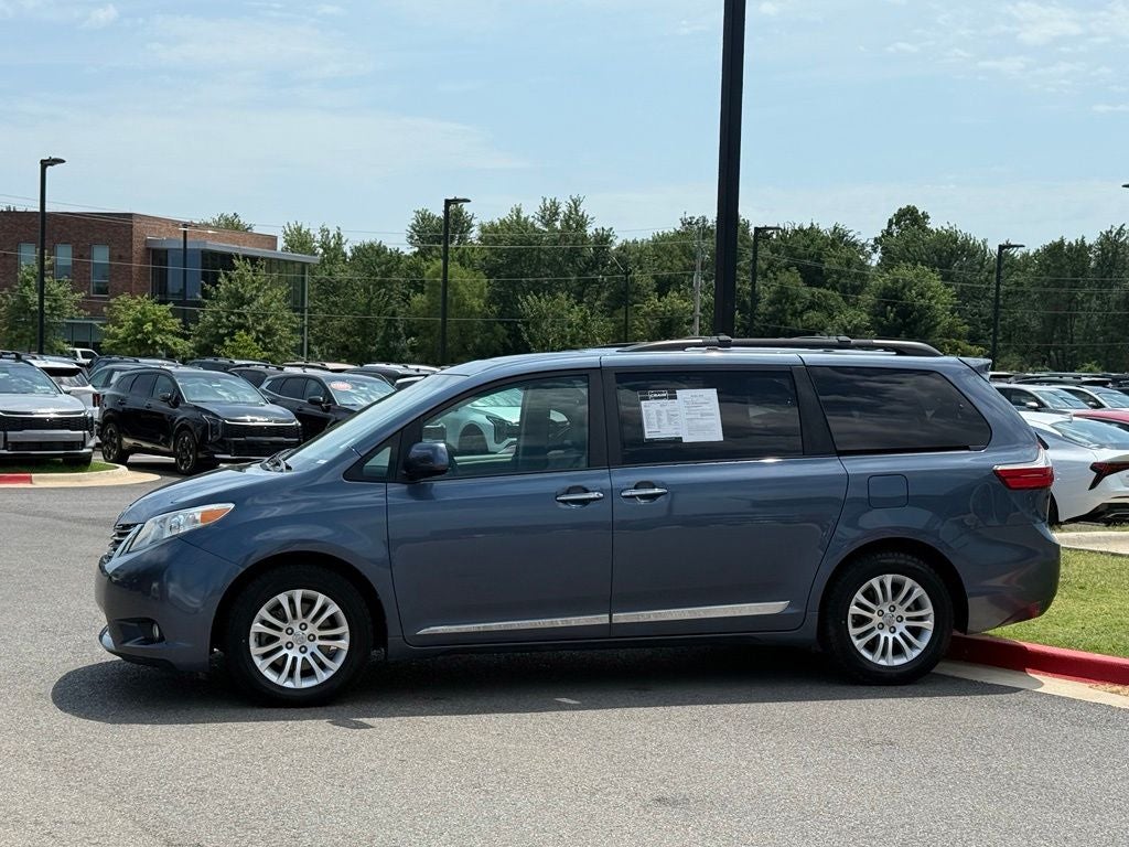2017 Toyota Sienna XLE 8 Passenger / SUNROOF / NAV / HEATED SEATS