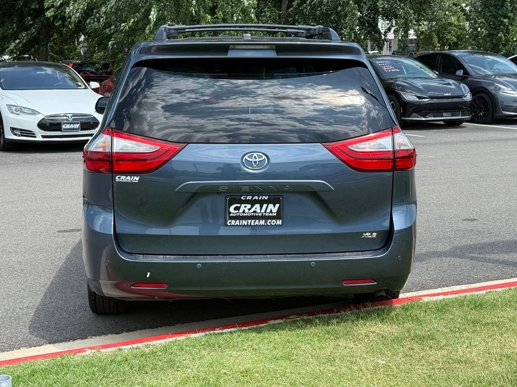 2017 Toyota Sienna XLE 8 Passenger / SUNROOF / NAV / HEATED SEATS