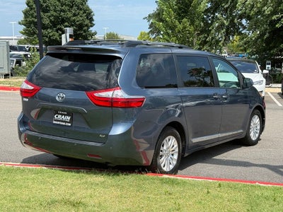 2017 Toyota Sienna XLE 8 Passenger / SUNROOF / NAV / HEATED SEATS