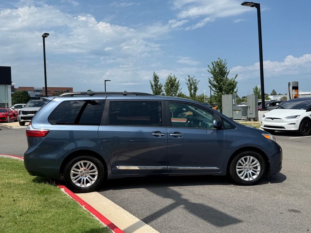 2017 Toyota Sienna XLE 8 Passenger / SUNROOF / NAV / HEATED SEATS
