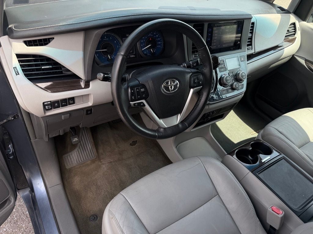 2017 Toyota Sienna XLE 8 Passenger / SUNROOF / NAV / HEATED SEATS