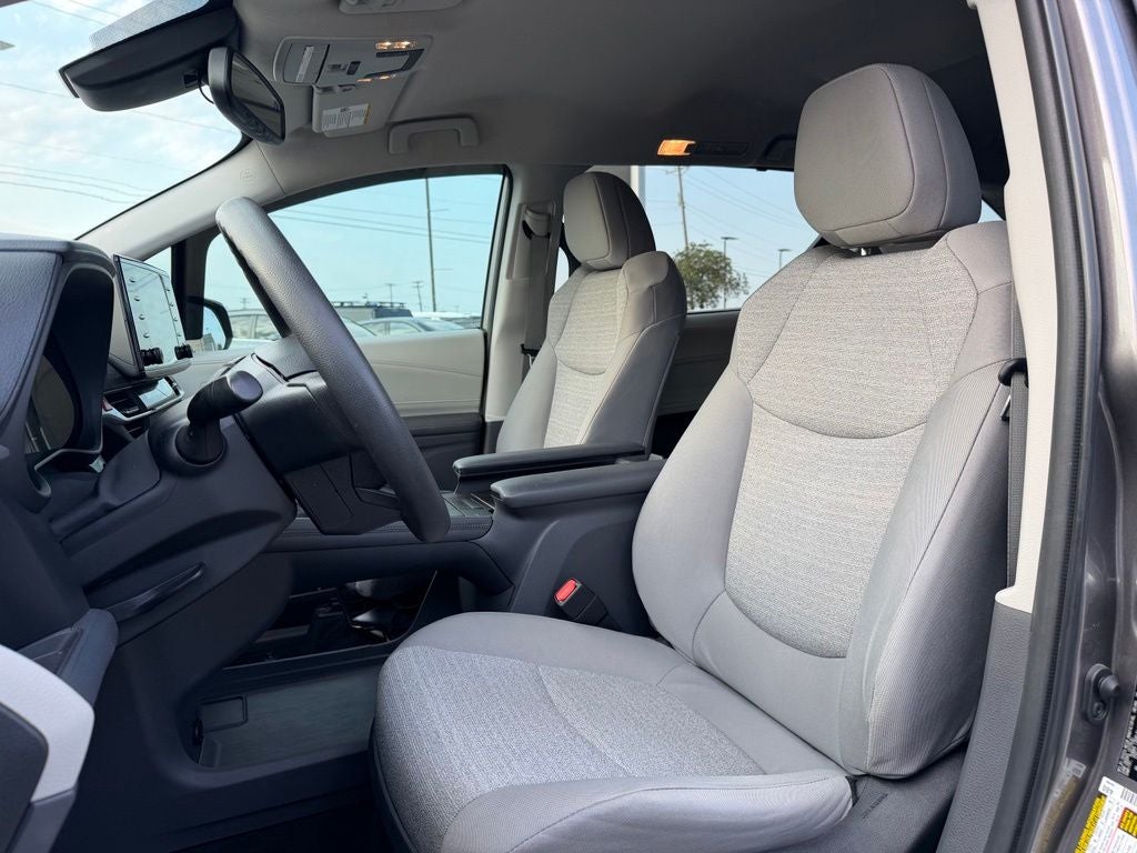 2022 Toyota Sienna LE 8 Passenger