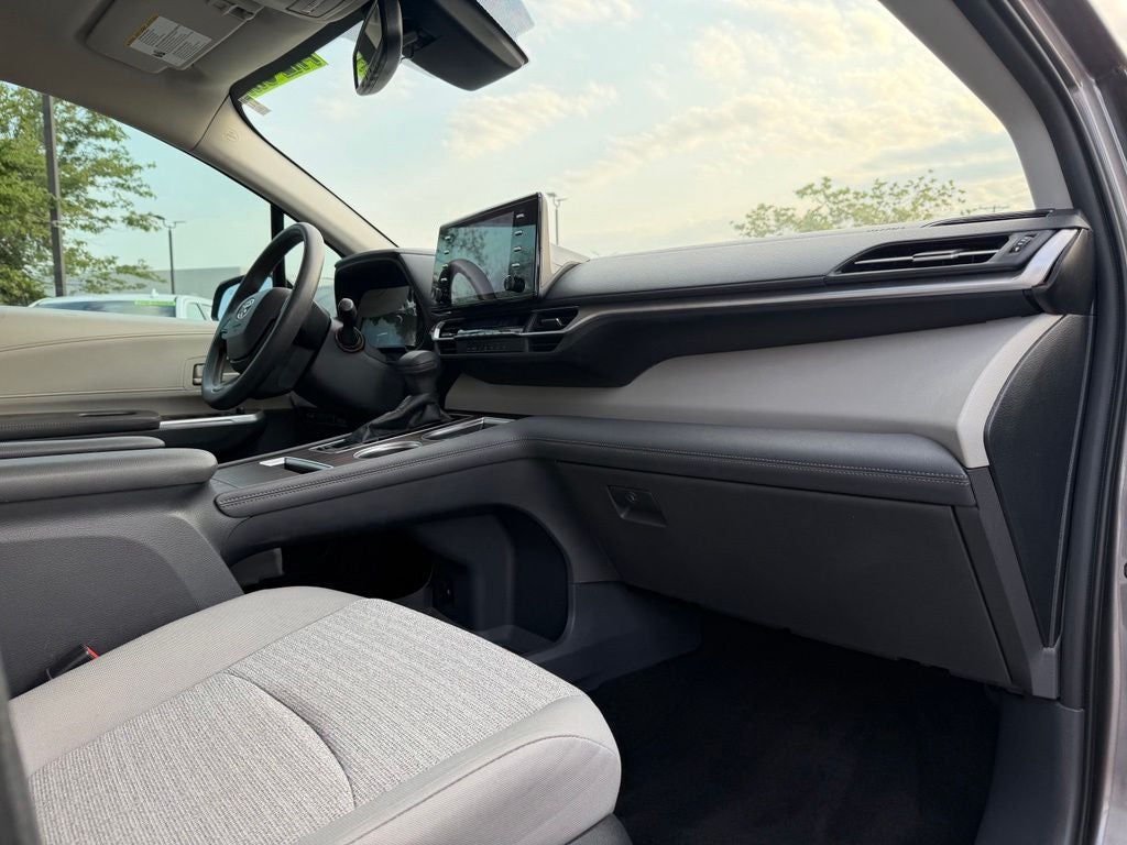 2022 Toyota Sienna LE 8 Passenger