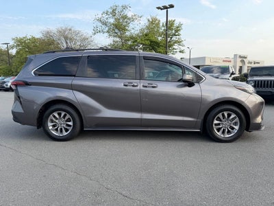 2022 Toyota Sienna LE 8 Passenger