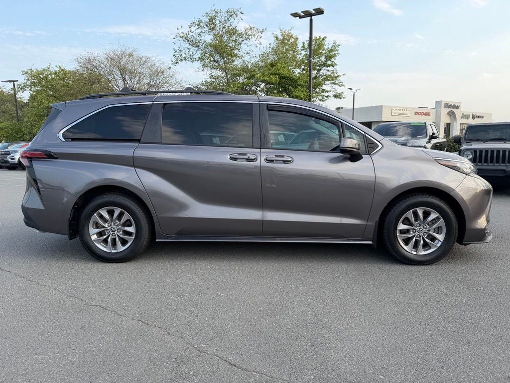 2022 Toyota Sienna LE 8 Passenger