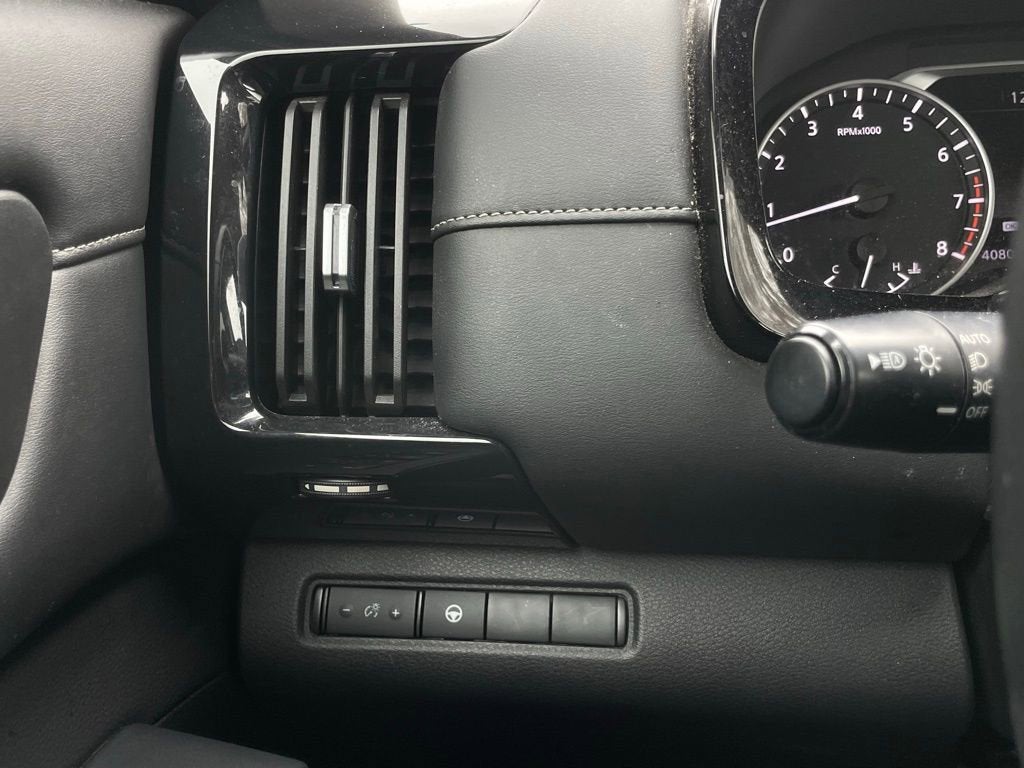 2024 Nissan Pathfinder SV