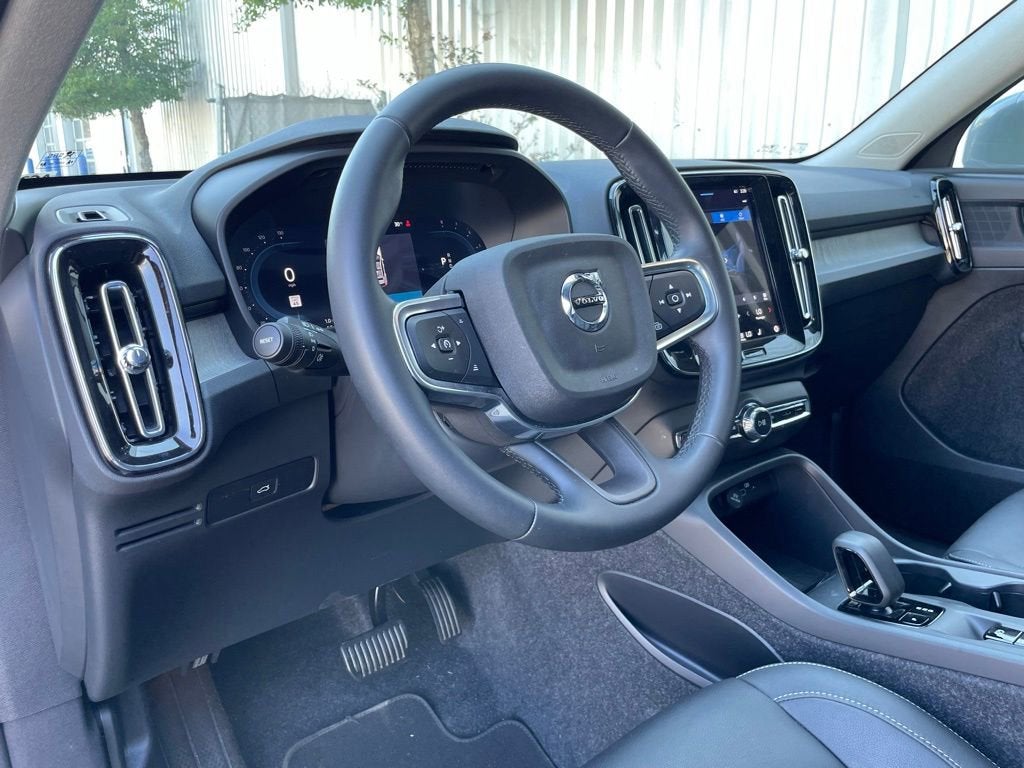 2025 Volvo XC40 Core Bright Theme