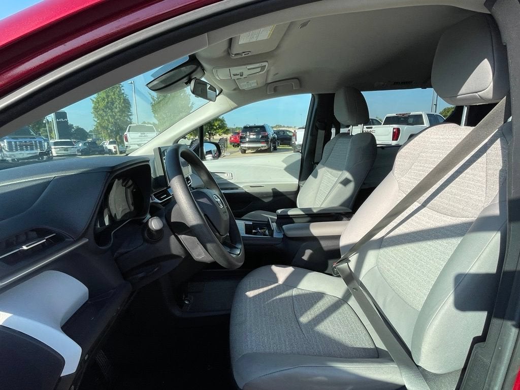 2025 Toyota Sienna LE