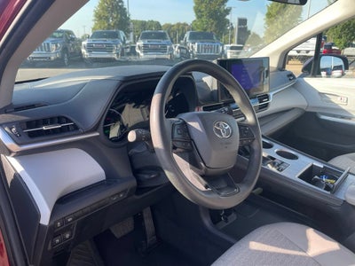 2025 Toyota Sienna LE