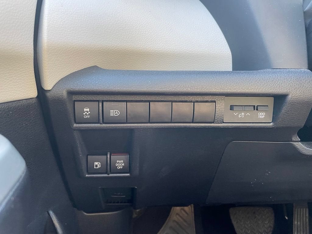 2025 Toyota Sienna LE