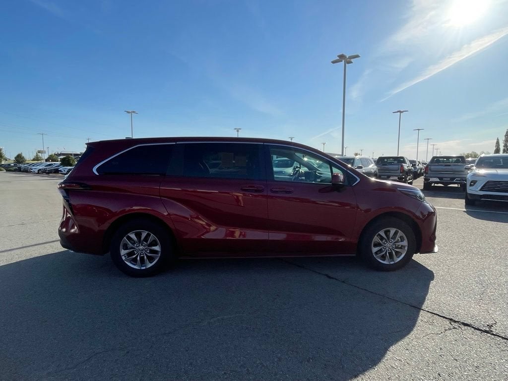 2025 Toyota Sienna LE