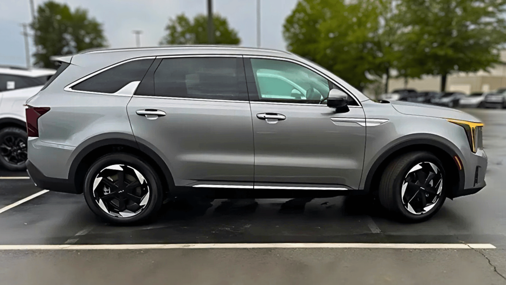 Side View of the 2025 Kia Sorento Hybrid